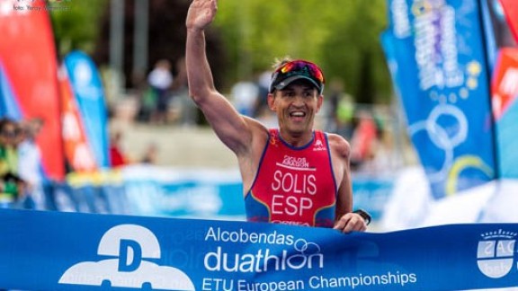 Rafa Solís revalida el título europeo de triatlón de invierno