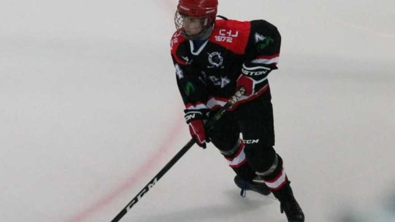 El aragonés Pablo Tello, invitado por la Federación Internacional de hockey hielo para formarse en Finlandia