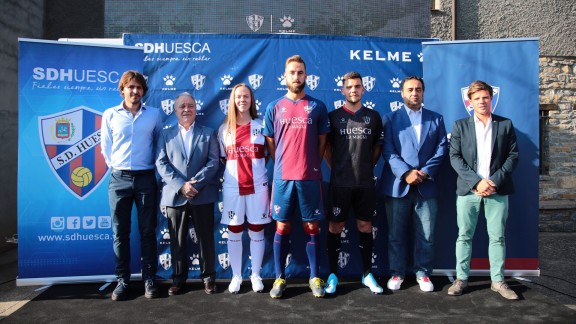 La SD Huesca presenta sus nuevas camisetas y visibiliza la despoblación