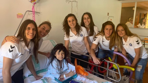 Las jugadoras del primer equipo visitan el Hospital Infantil Miguel Servet