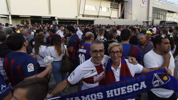 La explanada del Alcoraz se prepara para acoger la fiesta del fútbol aragonés