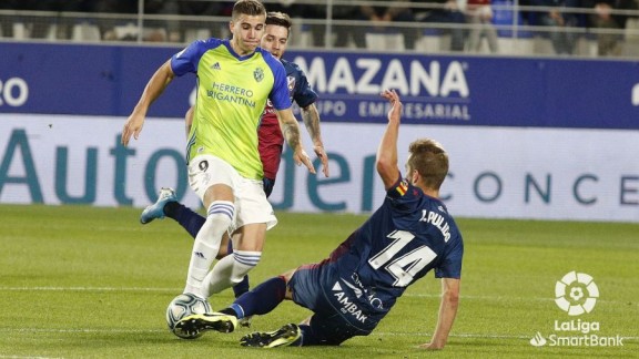 La SD Huesca basa su buena primera vuelta en la defensa