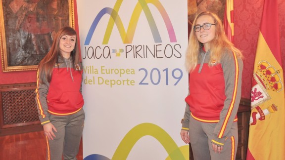 Dos jugadoras del Club Hielo Jaca, en los Juegos Olímpicos de la Juventud