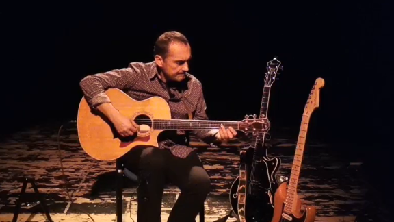 Un teatro vacío, tres guitarras y Joaquín Pardinilla
