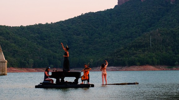El espectáculo flotante 'El Piano del Lago' se celebra este verano en Barasona, la Sotonera y Panticosa