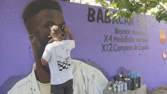 Pablo Zárate restaura el mural dedicado al karateca Babacar Seck
