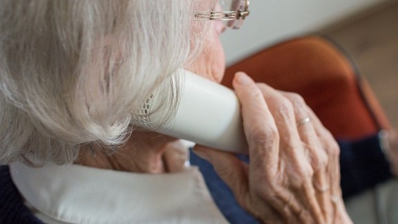 'Cuentos por teléfono' que combaten la soledad de los mayores
