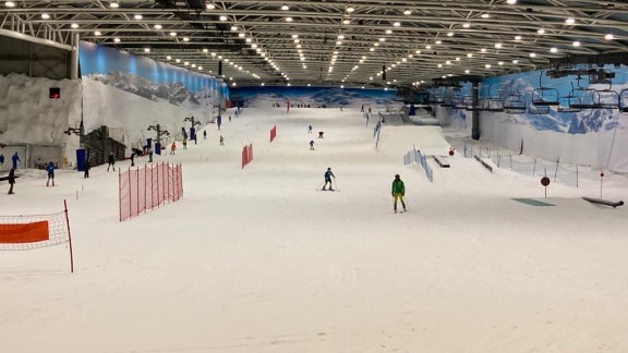 El grupo de Esquí Alpino del CETDI Aragón se entrena en la pista indoor de Madrid Snowzone
