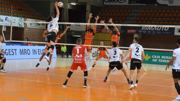 Nueva victoria para un Club Voleibol Teruel imparable (3-0)