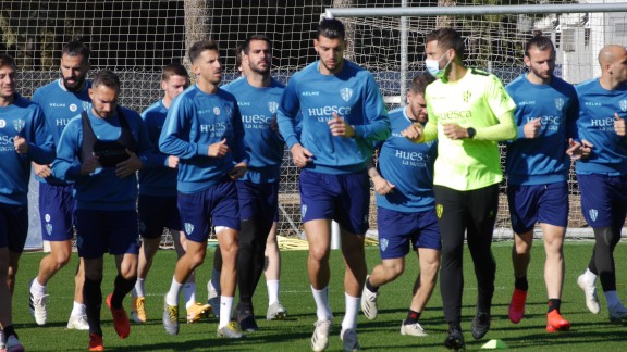Normalidad en la SD Huesca pese a confirmarse el positivo de Militao