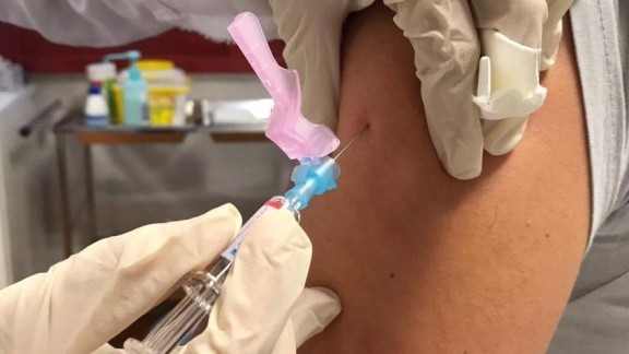 Los mayores de 70 años estrenan la tercera dosis de la vacuna