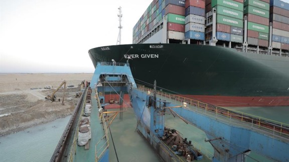 Consiguen liberar el buque 'Ever Given' y desbloquear el Canal de Suez
