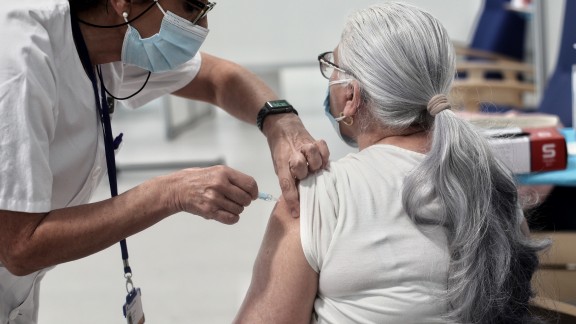 Sanidad vacunará con AstraZeneca a personas entre 60 y 69 años