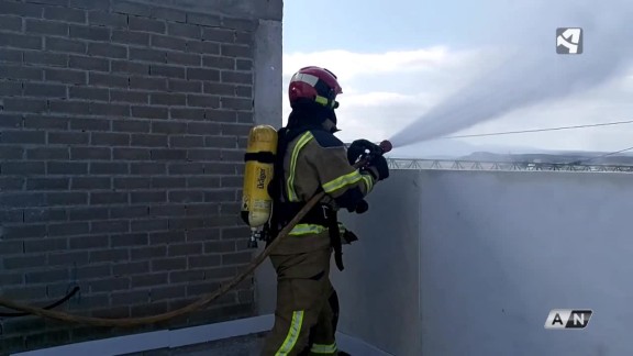 ¿Cómo sofocan los Bomberos un incendio en una novena planta en Teruel?