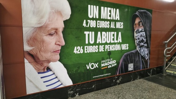 El Gobierno denuncia el cartel de Vox en el que pide la expulsión de los Menas