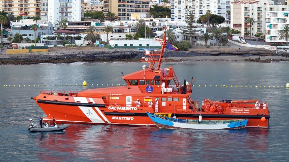 Remolcan a Tenerife el cayuco con 24 fallecidos a bordo