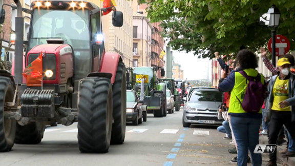 Más de 300 tractores vuelven a salir a la calle por una PAC 