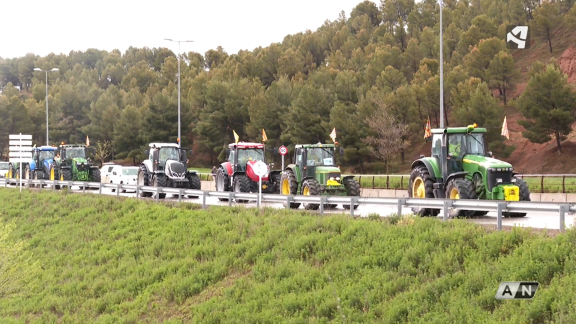Más de 200 tractores recorren las calles de Teruel para pedir una PAC 