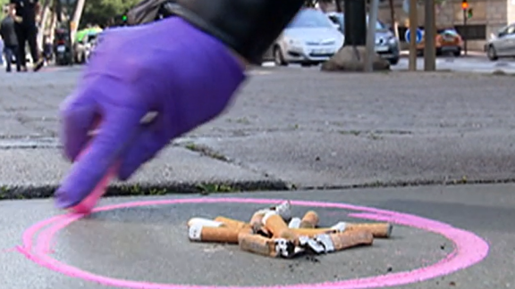La 'tiza de la vergüenza' señala a los fumadores que tiran las colillas al suelo