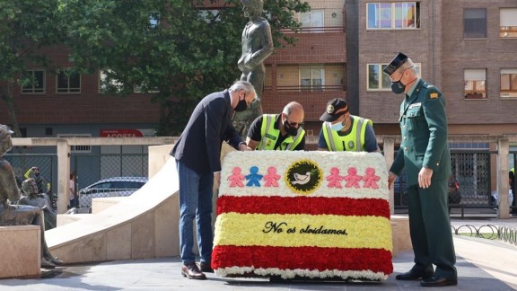 Ofrenda floral en recuerdo de las víctimas del atentado en la casa cuartel de Zaragoza