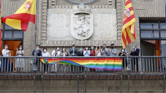 Un juzgado declara contraria a derecho la bandera LGTBI en el balcón municipal