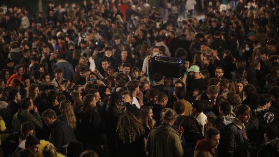 Dispersadas 500 personas que celebraban el fin del toque de queda
