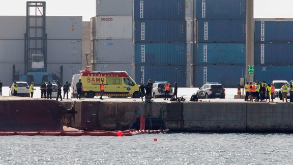 Hallan muerto a uno de los dos tripulantes desaparecidos en el puerto de Castellón