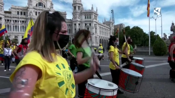 Miles de colombianos salen a la calle en Madrid para apoyar a sus compatriotas