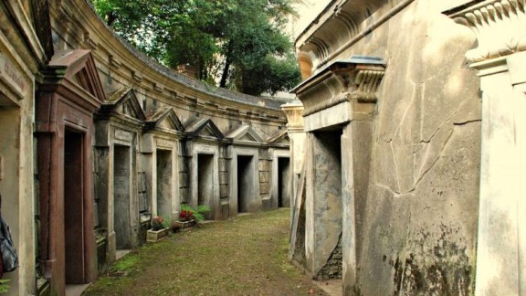 Un paseo por los cementerios más llamativos y visitados