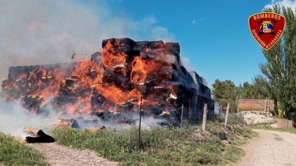 Arden unas 200 toneladas de paja en Tauste