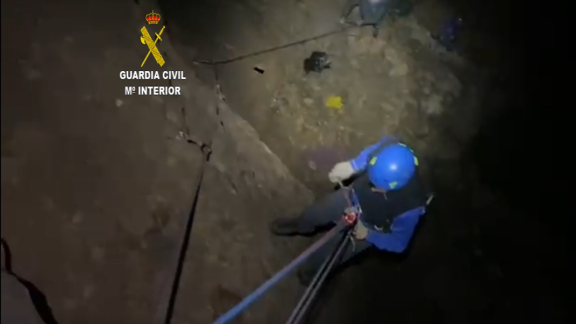 Rescatados ilesos dos escaladores enriscados en Peña Rueba