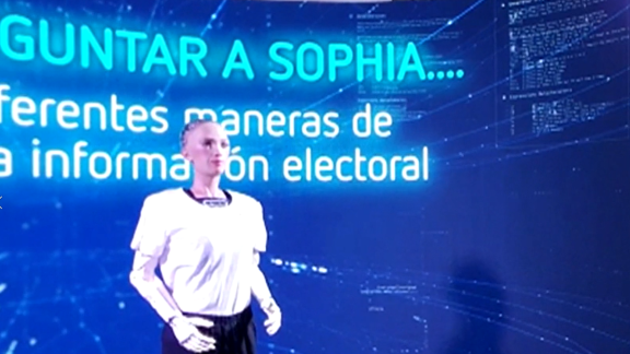 El robot 'Sophía' nos informa sobre las elecciones de Madrid