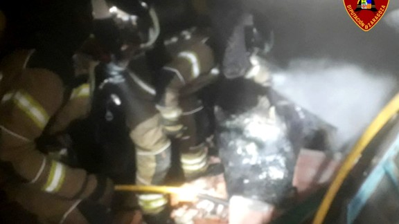 Los bomberos sofocan un incendio en una vivienda en Caspe