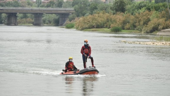 Los Bomberos rescatan a una mujer de avanzada edad en el río Ebro