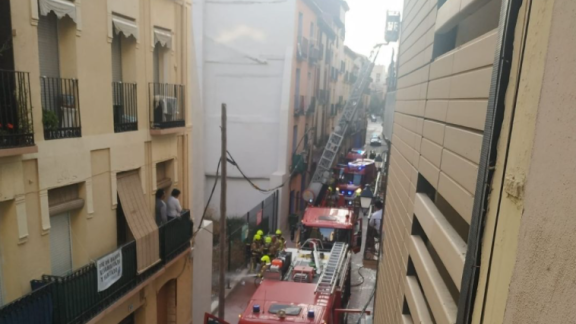 Un incendio en la calle Pignatelli obliga a evacuar a varios vecinos