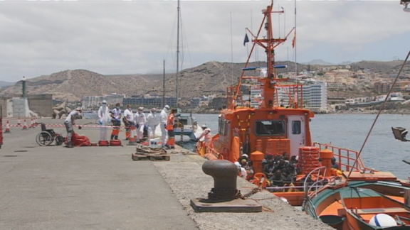 Trasladados a tierra 45 migrantes de una patera cerca de Gran Canaria