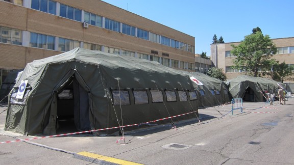 El Ejército retira la carpa sanitaria que instaló en el hospital Clínico
