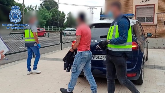 Detenidos tres jóvenes por atracar a viandantes en la calle Delicias con una botella rota