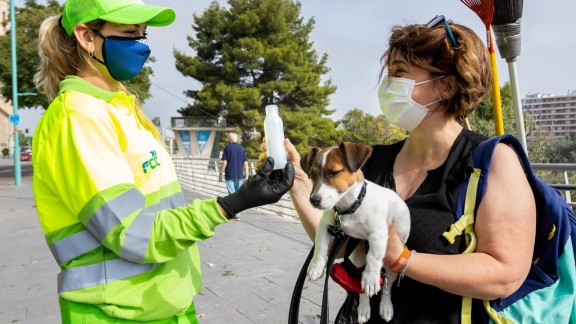 El Ayuntamiento de Zaragoza reparte 30.000 botellas con agua y vinagre entre los propietarios de perros