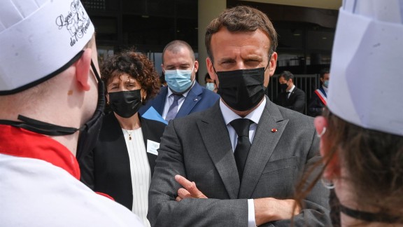 Macron, abofeteado por un hombre durante un viaje oficial