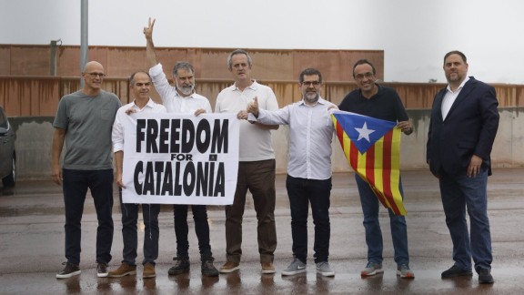 Los nueve políticos indultados del 'procés' salen de la cárcel