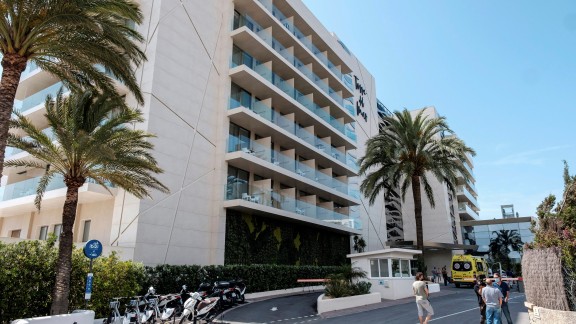 Mueren dos jóvenes, de 22 y 26 años, tras precipitarse de un cuarto piso en Ibiza
