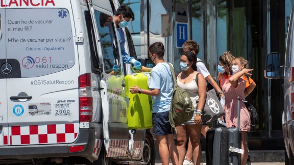 El 'macrobrote' de la isla deja ya un millar de contagiados y casi 5.000 jóvenes en cuarentena