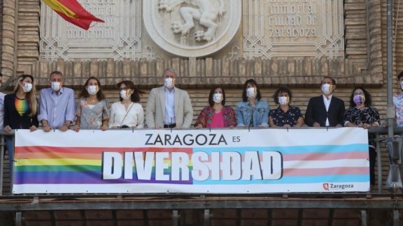 El balcón del Ayuntamiento luce la pancarta ‘Zaragoza es diversidad’