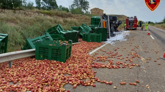 Herido grave un camionero en Caspe tras volcar la carga de fruta que transportaba