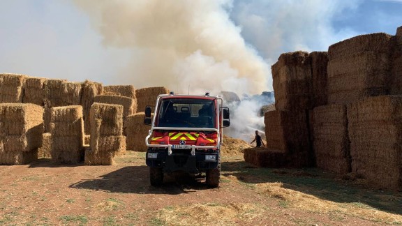 Un incendio quema 100.000 kilos de paja en Sariñena