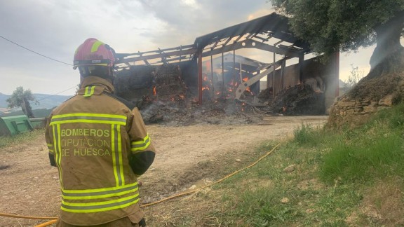 El fuego destruye un almacén de paja en Güel (Graus)