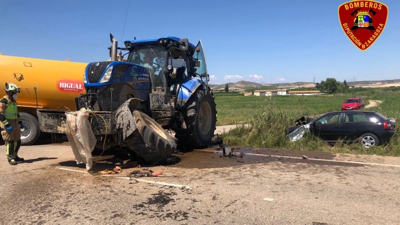 Dos heridos al chocar un turismo y un tractor en Urrea de Jalón