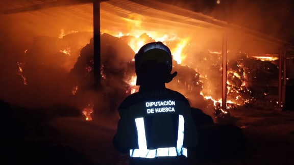 Nuevo incendio en un almacén de paja, esta vez en Naval (Huesca)