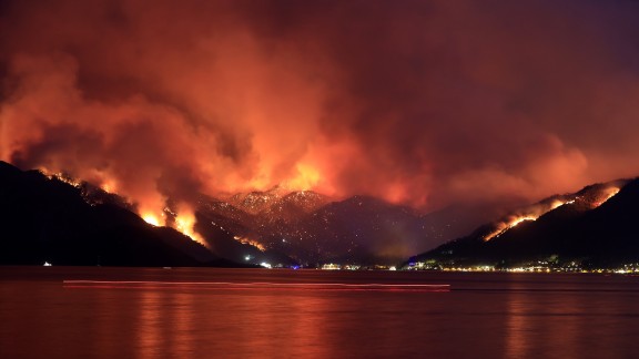 Al menos seis fallecidos en los incendios forestales en Turquía
